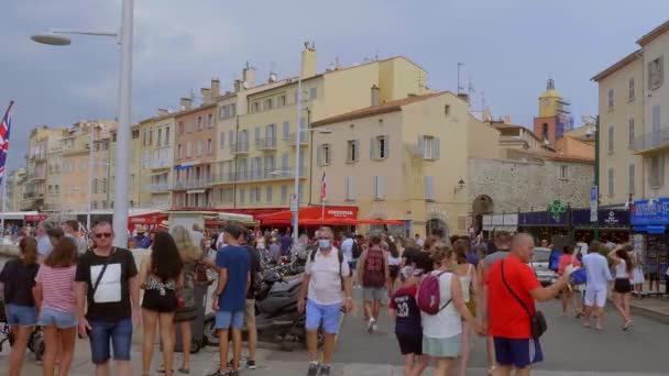 सेंट ट्रोपेज़ शहर के माध्यम से चलने वाले पर्यटक- सेंट ट्रॉपज़, फ्रांस जुलाई 13, 2020 — स्टॉक वीडियो