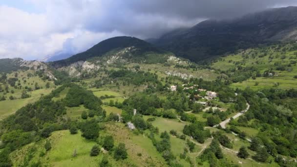 Удивительный вид с воздуха на Французские Альпы — стоковое видео