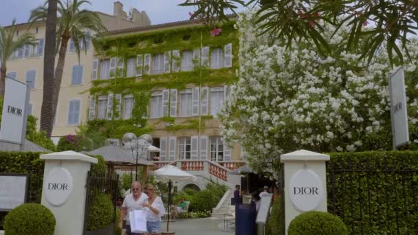 Dior - Luxusgeschäfte aller berühmten Designer in Saint Tropez- ST TROPEZ, FRANKREICH - 13. JULI. 2020 — Stockvideo