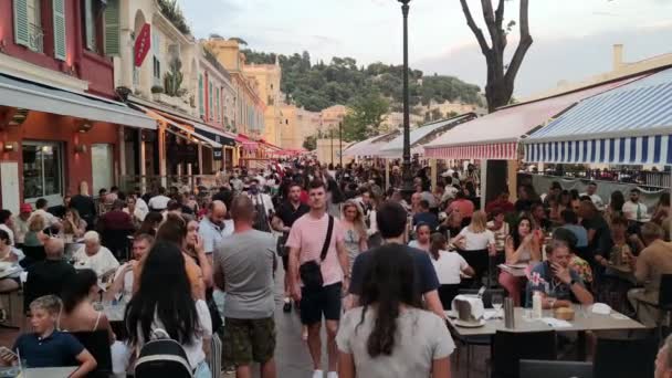 De historische wijk Nice is een drukke plek - NICE, FRANKRIJK - JULI 12, 2020 — Stockvideo