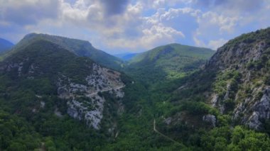Fransız Alpleri üzerindeki hava manzarası - muhteşem manzara