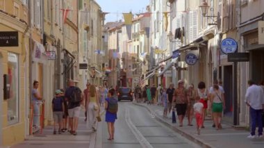Aziz Tropez şehrinde yürüyen turistler - Aziz TROPEZ, FRANSA - 13 Temmuz 2020