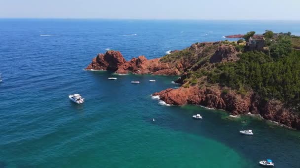 Increíble vista aérea sobre Cap Roux en Francia en la Costa Azul — Vídeos de Stock