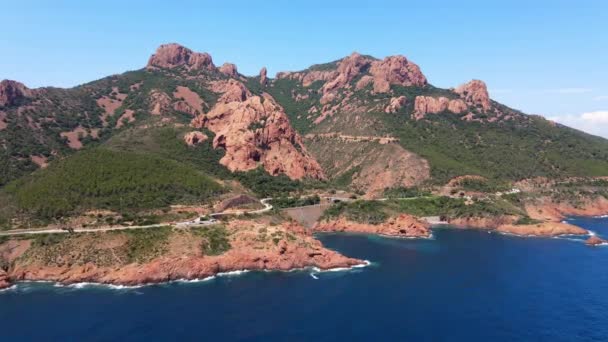 Úžasný letecký pohled na Cap Roux ve Francii na pobřeží Azur D — Stock video
