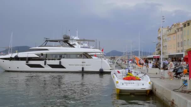 Lyxjakter i hamnen i Saint Tropez - ST TROPEZ, Frankrike - 13 juli 2020 — Stockvideo