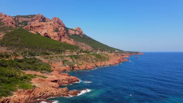 Vista aérea incrível sobre Cap Roux na França na Cote D Azur — Vídeo de Stock