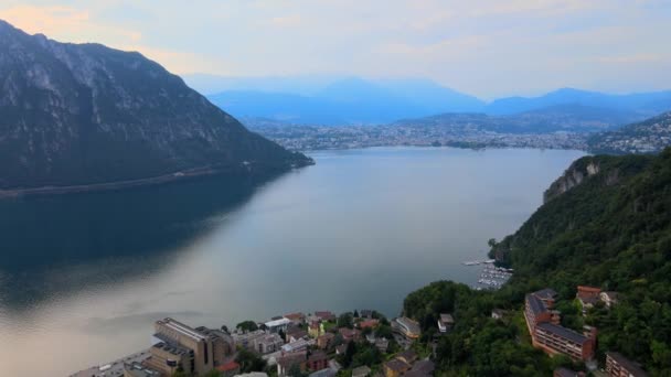 Vista aérea sobre o Lago Lugano na Suíça - vista noturna — Vídeo de Stock