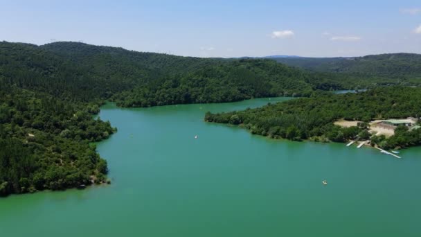 Pohled na jezero Sainte Croix ve francouzských Alpách ve Verdonském kaňonu — Stock video