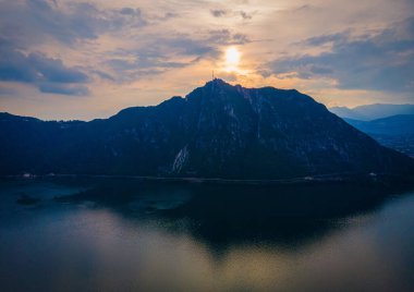 İsviçre 'deki Lugano Gölü üzerinde hava manzarası - akşam manzarası