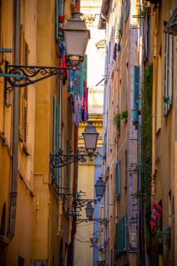 Nice 'in tarihi bölgesinde renkli binalar var.