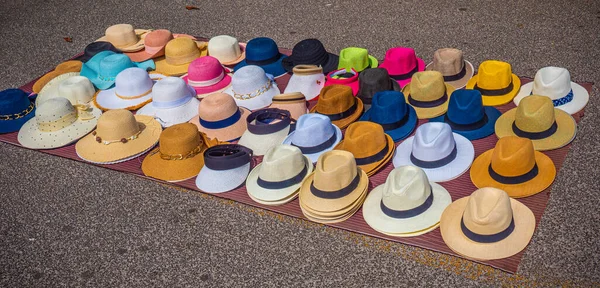 Vendita ambulante di cappelli in Costa Azzurra — Foto Stock