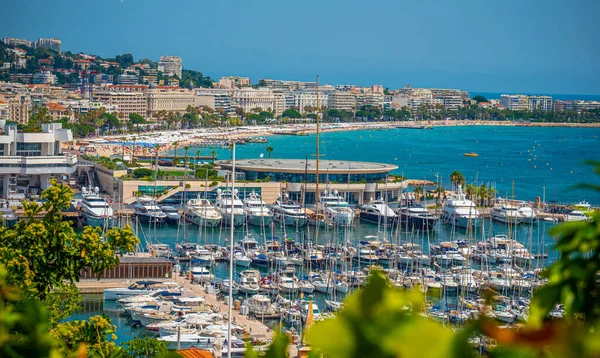 Uitzicht vanuit de lucht over Cannes aan de Franse Rivièra — Stockfoto