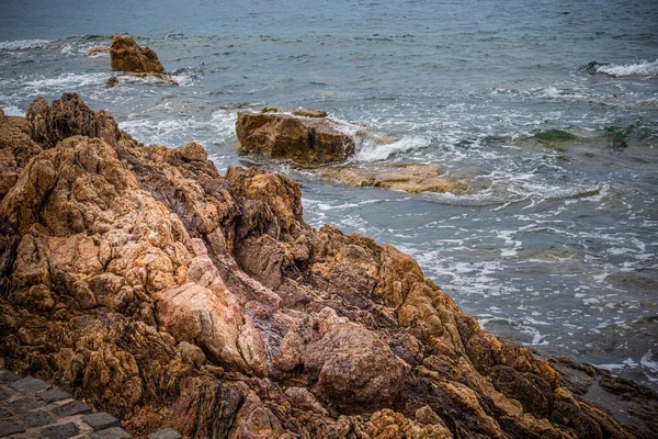 Felsen im Wasser des Mittelmeeres — Stockfoto