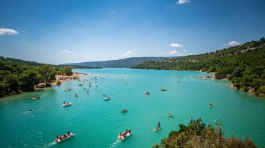 Verdon Kanyonu 'ndaki Fransız Alplerinde Sainte Croix Gölü' nün manzarası