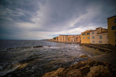 Aziz Tropez 'in tarihi bölgesinde tipik bir manzara