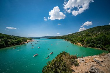 Verdon Kanyonu 'ndaki Fransız Alplerinde Sainte Croix Gölü' nün manzarası