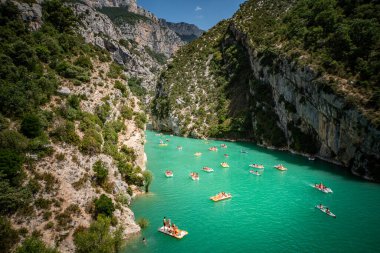 Fransa 'nın Verdon Nehri' ndeki tekneler - ünlü simge