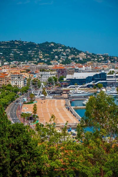 Vista aérea sobre a cidade de Cannes na riviera francesa — Fotografia de Stock