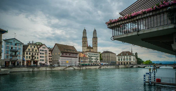 Skyline de la ciudad de Zurich en Suiza — Foto de Stock