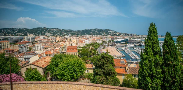 Veduta aerea sulla città di Cannes nella riviera francese — Foto Stock
