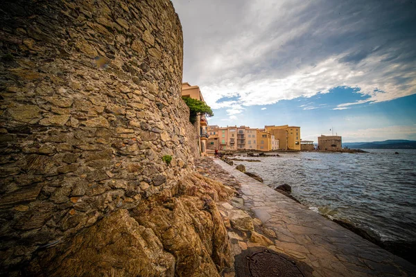 Tipikus kilátás a történelmi kerület Saint Tropez — Stock Fotó