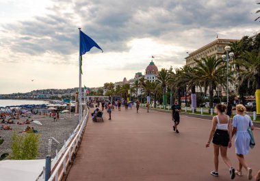 Nice 'deki gezinti alanı yazın popüler bir yerdir - Güzel, FRANCE - 10 Temmuz 2020