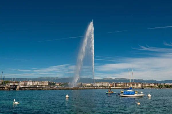 Słynna Fontanna Nad Jeziorem Genewskim Miasto Genewa Szwajcaria Lipiec 2020 — Zdjęcie stockowe