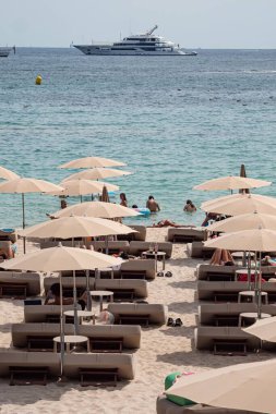 Yazın Croisette 'deki ünlü Cannes plajı - CANNES, FRANCE - 12 Temmuz 2020