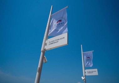 Cannes, Croisette 'deki sahil ve plaj kulüpleri - CANNES, FRANCE - 12 Temmuz 2020