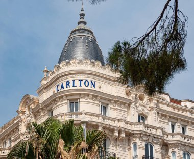 Cannes 'daki ünlü Carlton Oteli - CANNES, FRANCE - 12 Temmuz 2020