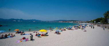 Yazın Croisette 'deki ünlü Cannes plajı - CANNES, FRANCE - 12 Temmuz 2020