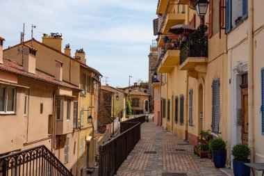 Cannes 'ın küçük şeritli eski kasaba bölgesi. Seyahat fotoğrafçılığı.