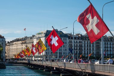 Cenevre 'de bir köprüde İsviçre ve Cenevre Bayrakları - GENEVA, SWitzERLAND ŞEHRİ - 8 Temmuz 2020