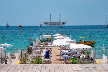 Cannes, Croisette 'deki sahil ve plaj kulüpleri - CANNES, FRANCE - 12 Temmuz 2020