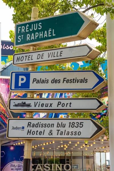 Irányjelző Táblák Város Cannes Franciaország Utazási Fotózás — Stock Fotó