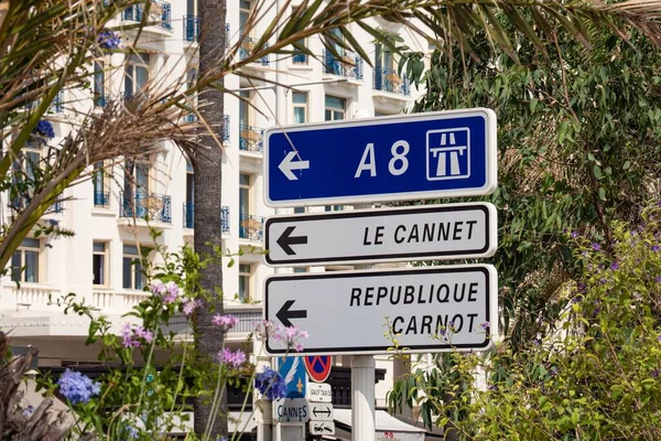Irányjelző Táblák Város Cannes Franciaország Utazási Fotózás — Stock Fotó
