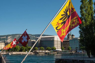 Cenevre 'de bir köprüde İsviçre ve Cenevre Bayrakları - GENEVA, SWitzERLAND ŞEHRİ - 8 Temmuz 2020