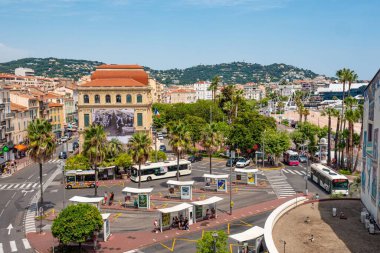 Cannes şehri üzerindeki hava manzarası - CANNES, FRANCE - 12 Temmuz 2020