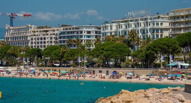 Cannes, Croisette 'deki sahil ve plaj kulüpleri - CANNES, FRANCE - 12 Temmuz 2020