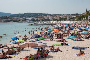 Cannes, Croisette 'deki sahil ve plaj kulüpleri - CANNES, FRANCE - 12 Temmuz 2020