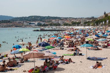 Yazın Croisette 'deki ünlü Cannes plajı - CANNES, FRANCE - 12 Temmuz 2020