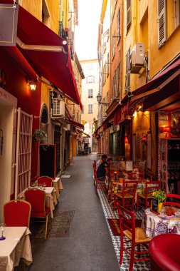 Nice 'in tarihi bölgesindeki küçük sokak restoranları - Güzel, FRANCE - 10 Temmuz 2020