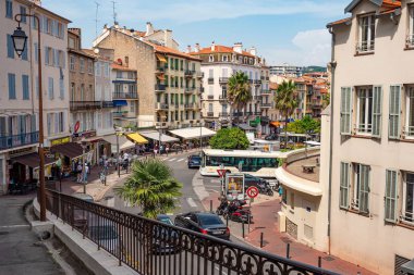 Cannes 'ın küçük şeritli eski kasaba bölgesi. Seyahat fotoğrafçılığı.