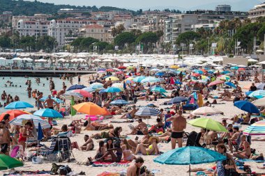 Cannes, Croisette 'deki sahil ve plaj kulüpleri - CANNES, FRANCE - 12 Temmuz 2020