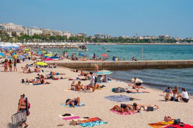 Yazın Croisette 'deki ünlü Cannes plajı - CANNES, FRANCE - 12 Temmuz 2020