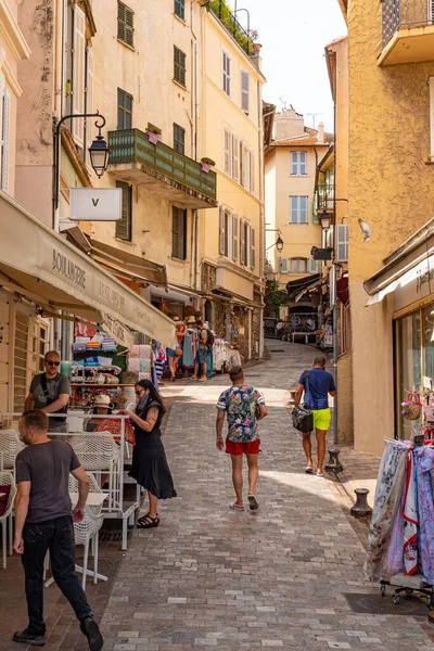 Cannes 'ın küçük şeritli eski kasaba bölgesi. Seyahat fotoğrafçılığı.