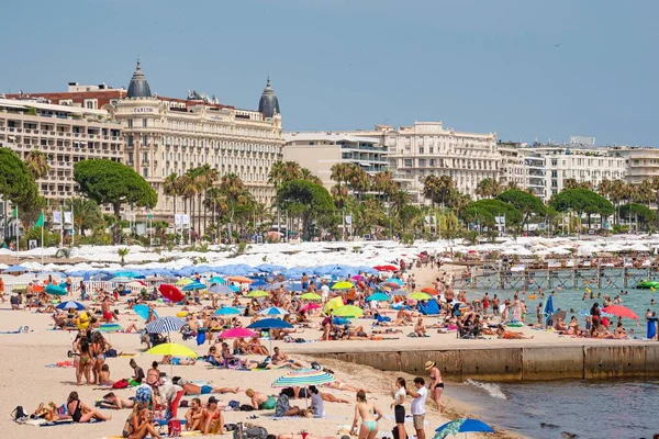 Famosa Spiaggia Cannes Alla Croisette Estate Cannes Francia Luglio 2020 — Foto Stock