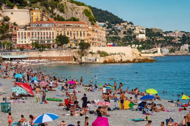 Güzel Fransa sahillerinde güneşlenen insanlar - Güzel, FRANCE - 10 Temmuz 2020