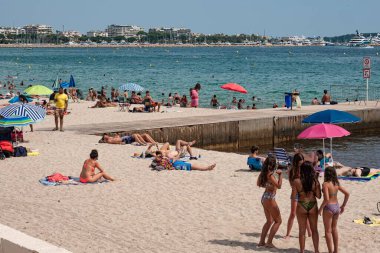 Cannes, Croisette 'deki sahil ve plaj kulüpleri - CANNES, FRANCE - 12 Temmuz 2020