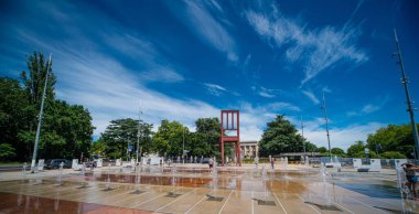 Cenevre 'deki Birleşmiş Milletler' deki Kırık Sandalye Anıtı - GENEVA, ŞİRKETİ - 9 Temmuz 2020